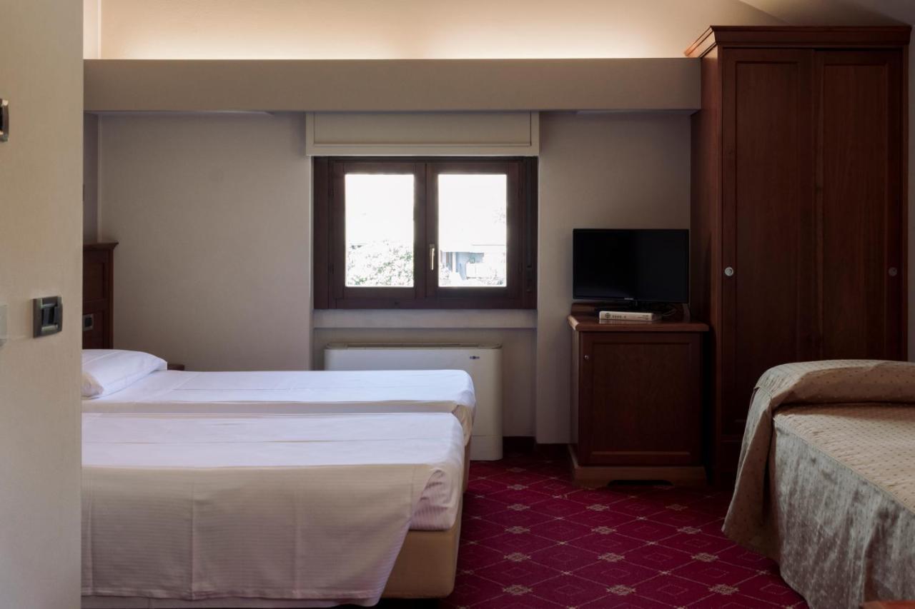 La Pina Hotel เรซซาโต ภายนอก รูปภาพ